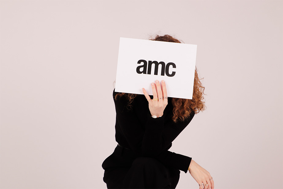 Ana Marta Coutinho mostrando a sua marca AMC, com pinturas personalizadas em tinta da China.