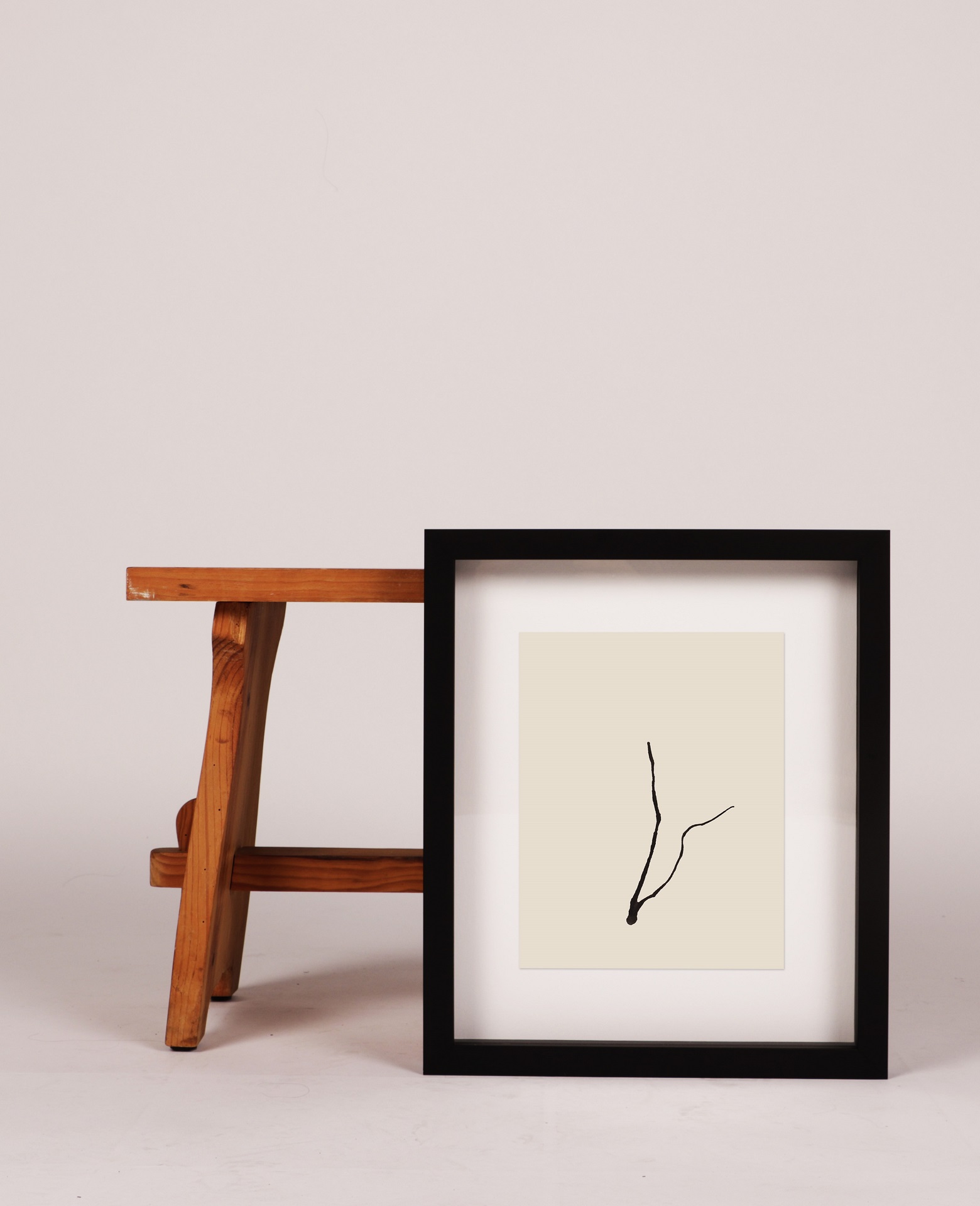 Pintura Print Chifre, feita com tinta da China sobre papel, parte 1, explora a textura e a interação única da tinta com o papel, evoca a força e a presença do chifre de um animal.