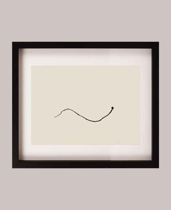 Pintura Print Distender, feita com tinta da China sobre papel, parte 3, que revela a suavidade da tinta e as formas que evocam o ato de relaxar, repousar e esticar.