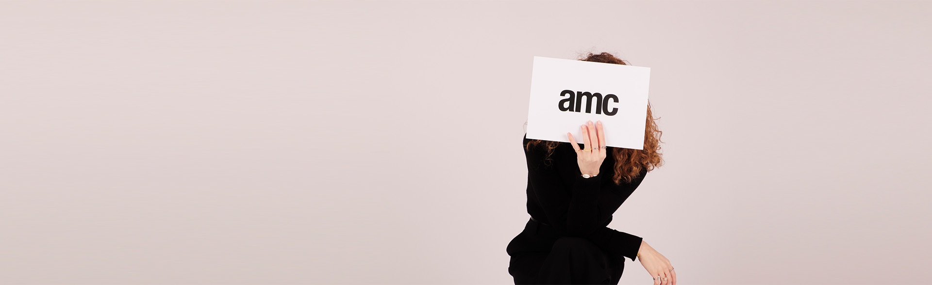 Ana Marta Coutinho mostrando a sua marca AMC, com pinturas personalizadas em tinta da China.