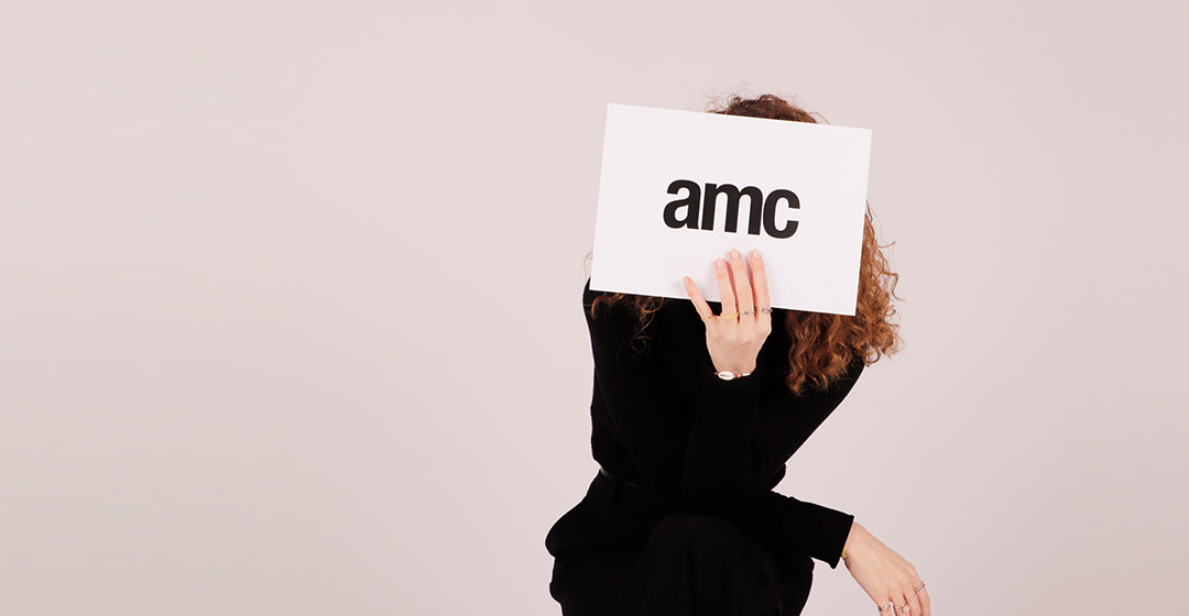 Ana Marta Coutinho mostrando a sua marca AMC, com pinturas personalizadas em tinta da China.