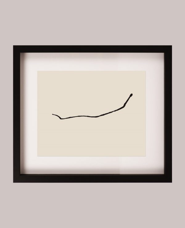 Pintura Original Deitado, feita com tinta da China sobre papel, parte 1, destacando formas alongadas e suaves que sugerem a linha do corpo em repouso, transmitindo a sensação de descanso e tranquilidade.