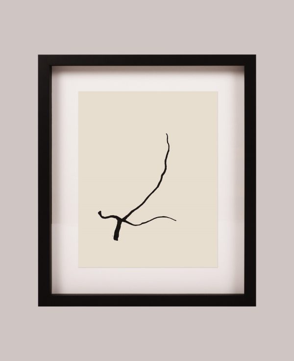Pintura Original Espada, feita com tinta da China sobre papel, parte 1, destacando as formas abstratas criadas pela tinta da China, com contrastes fortes entre áreas de tinta densa e espaços mais suaves, transmitindo poder e força.