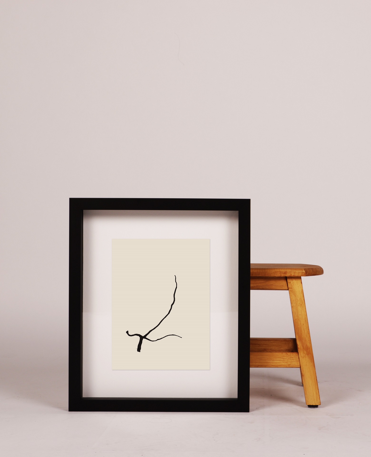 Pintura Original Espada, feita com tinta da China sobre papel, parte 2, destacando as formas abstratas criadas pela tinta da China, com contrastes fortes entre áreas de tinta densa e espaços mais suaves, transmitindo poder e força.