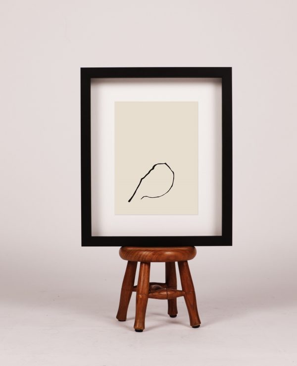 Pintura Original Pássaro, feita com tinta da China sobre papel, parte 2, destacando formas compactas e sinuosas que sugerem um passarinho encolhido, com contrastes entre áreas de tinta densa e espaços mais suaves, transmitindo a sensação de aconchego.