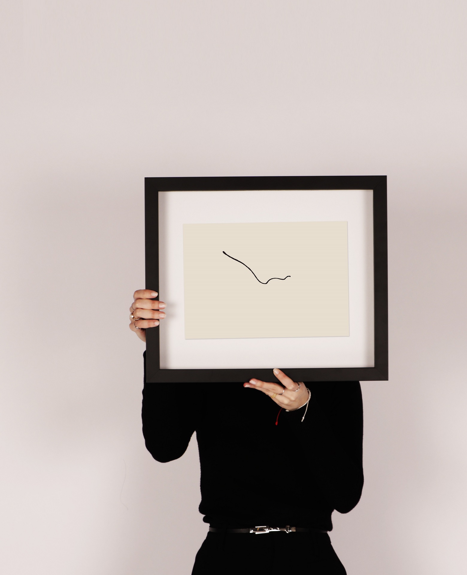 Pintura Original Pé, feita com tinta da China sobre papel, parte 1, destacando formas elegantes e alongadas que sugerem a linha do pé visto de perfil, com contrastes entre áreas de tinta densa e espaços mais vazios, transmitindo a sensação de movimento e estabilidade.