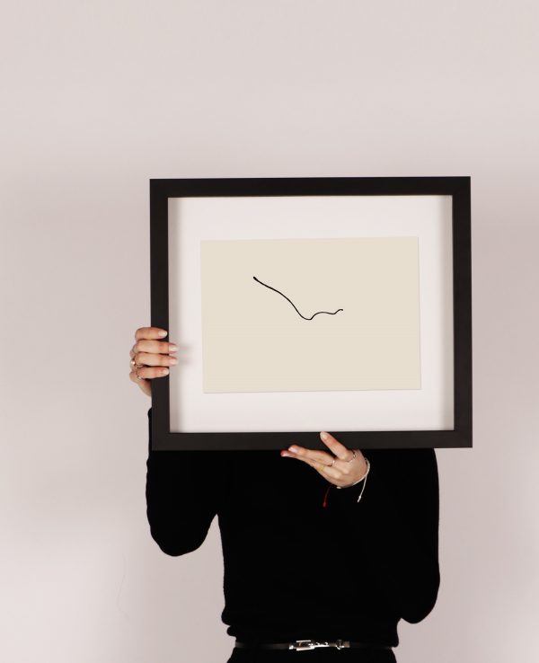 Pintura Original Pé, feita com tinta da China sobre papel, parte 2, destacando formas elegantes e alongadas que sugerem a linha do pé visto de perfil, com contrastes entre áreas de tinta densa e espaços mais vazios, transmitindo a sensação de movimento e estabilidade.