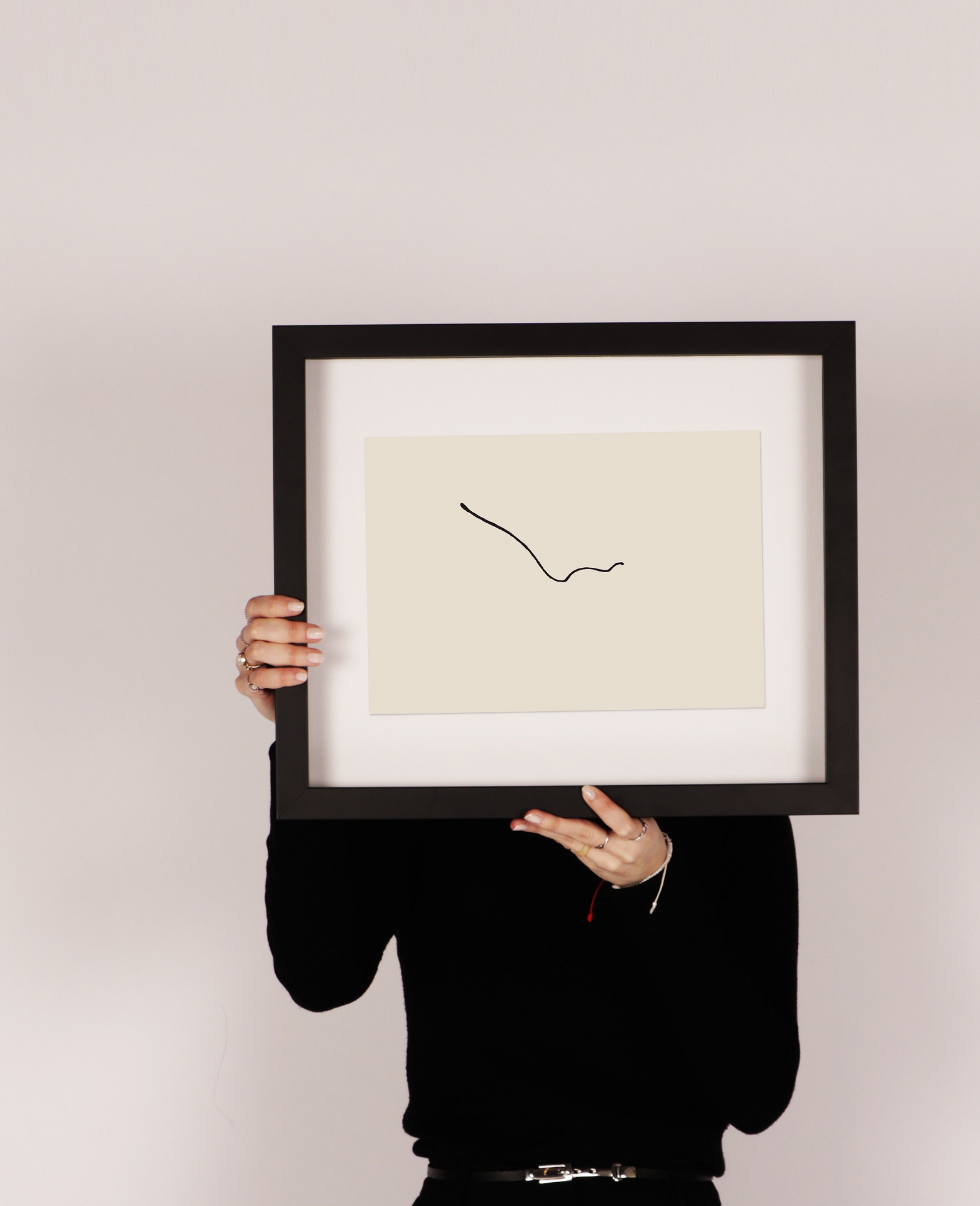 Pintura Original Pé, feita com tinta da China sobre papel, parte 2, destacando formas elegantes e alongadas que sugerem a linha do pé visto de perfil, com contrastes entre áreas de tinta densa e espaços mais vazios, transmitindo a sensação de movimento e estabilidade.